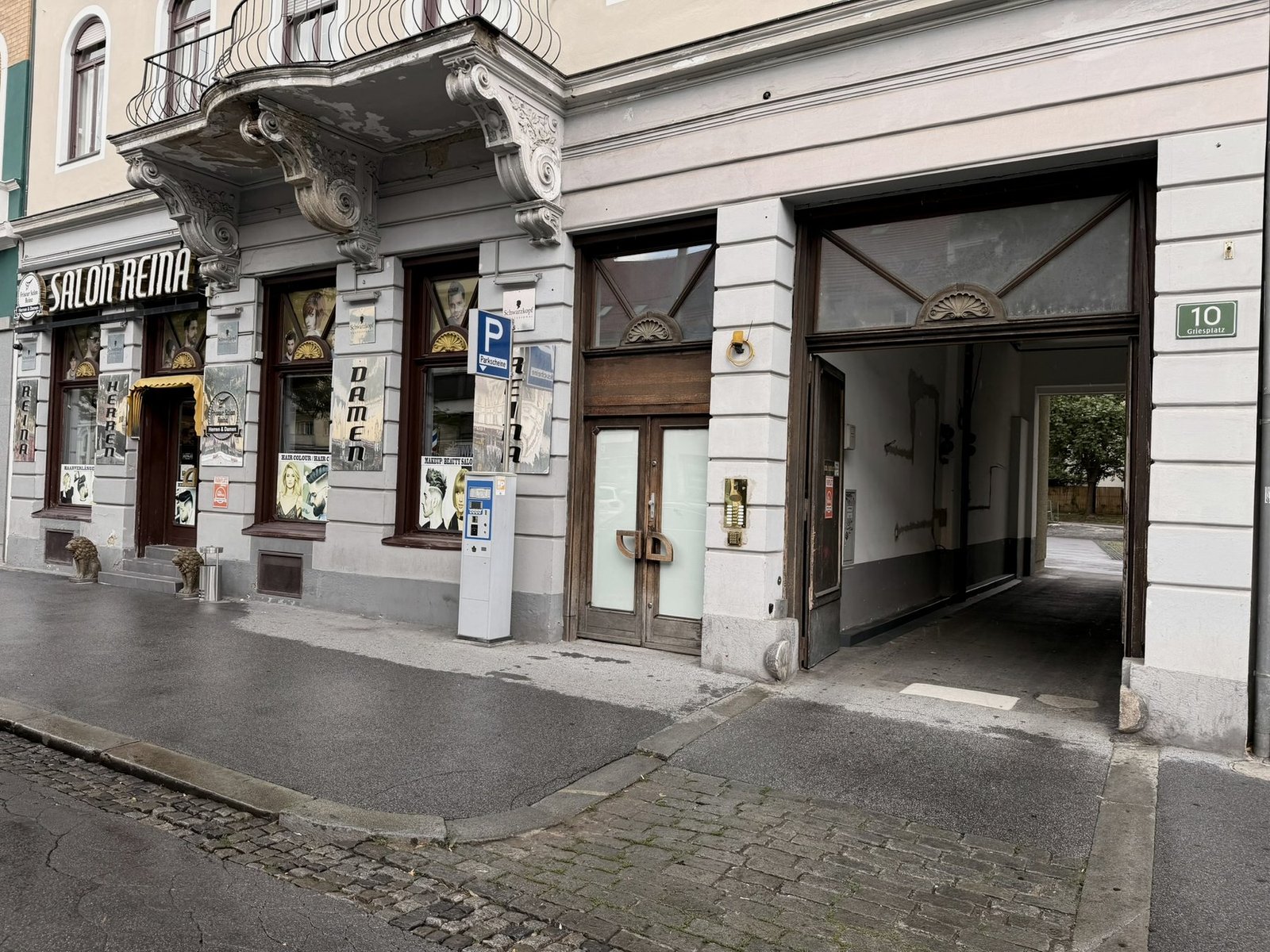 Einfahrt zum Parkplatz neben dem Eingang am Griesplatz 10
