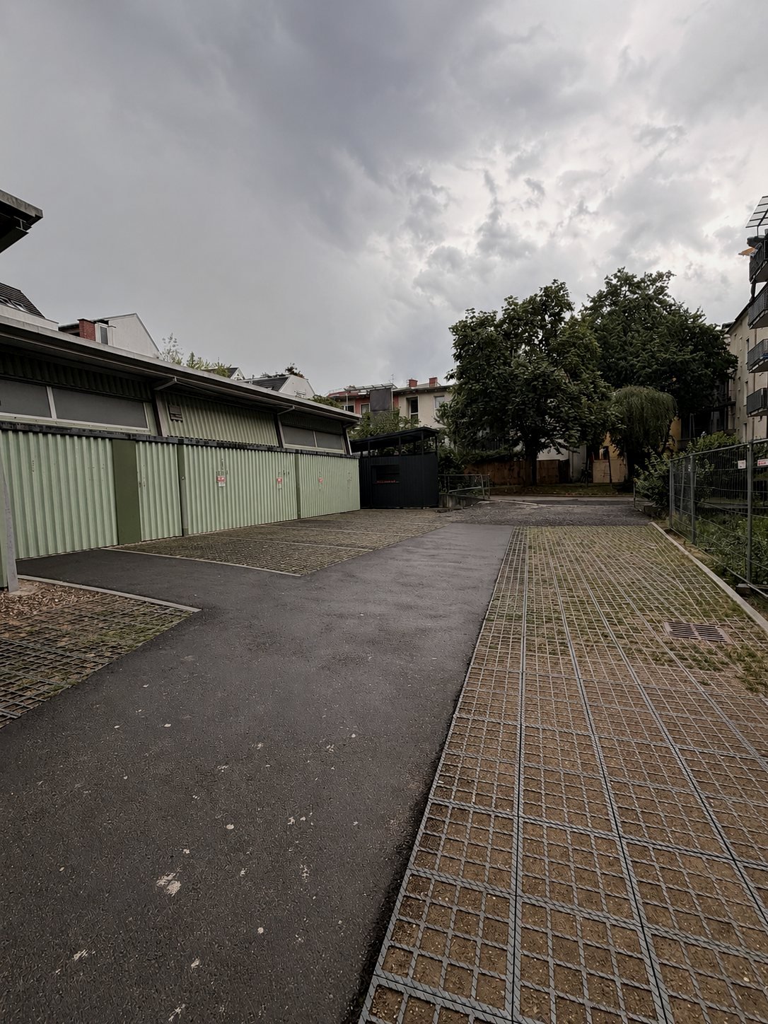 Kostenloser Parkplatz hinter dem Salon Reina